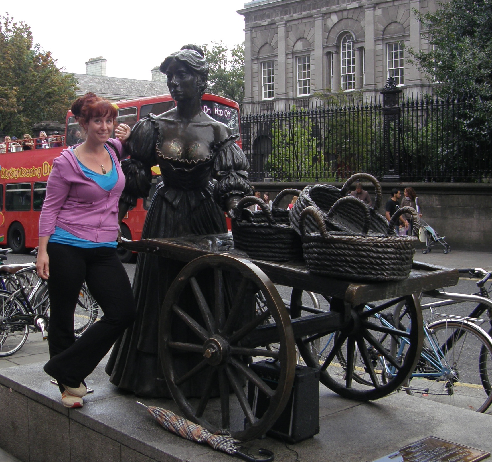Caitlin with Molly Malone, Grafton Street, Dublin, Éire