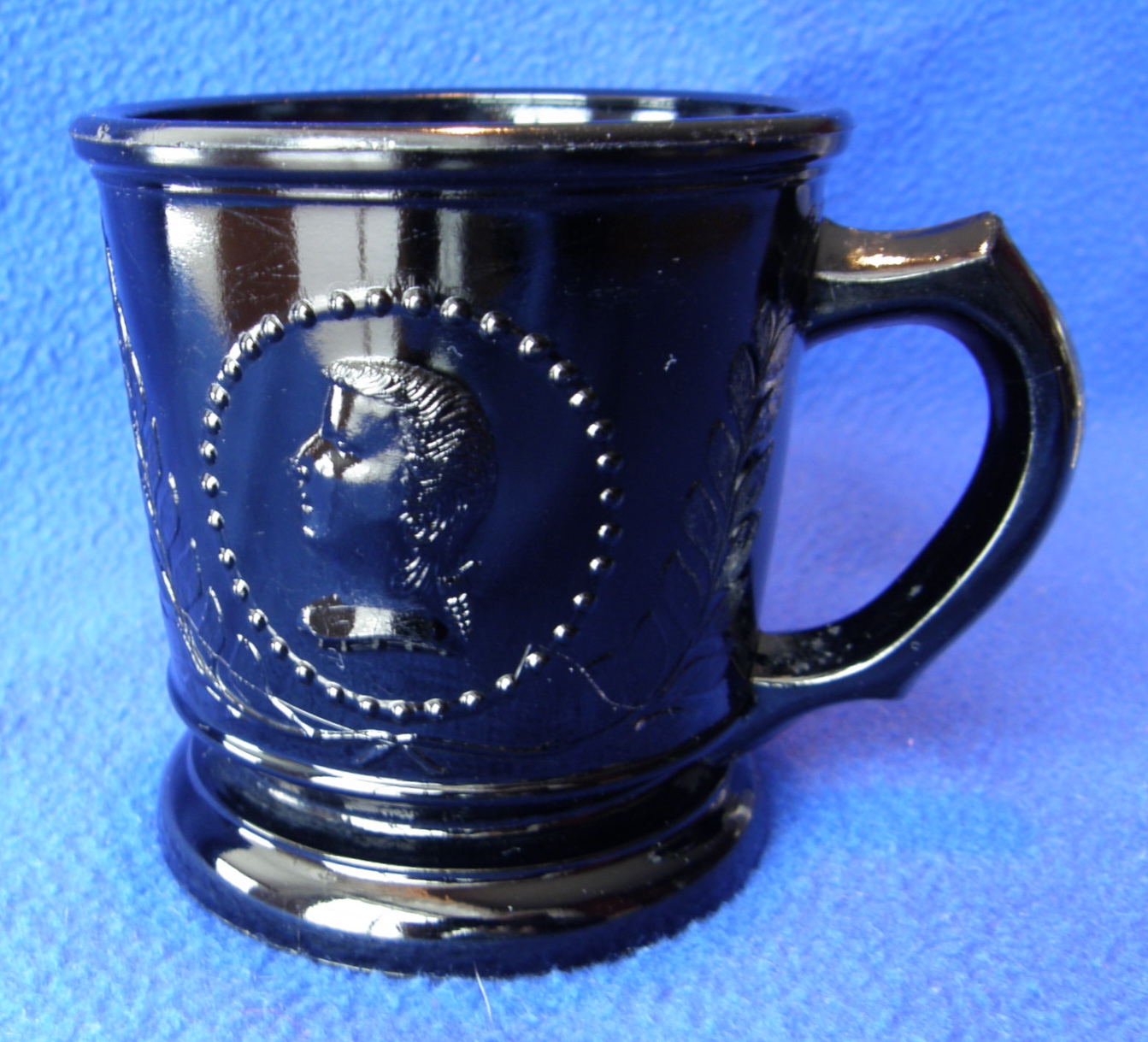Opaque black Medallion mug (3-1/8" x 3-1/4"); Washington & Lafayette variant